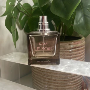 CAIA Le Soir Eau de Parfum - Parfum från julkalendern 2023. Ca 5 ml kvar se bilden💗