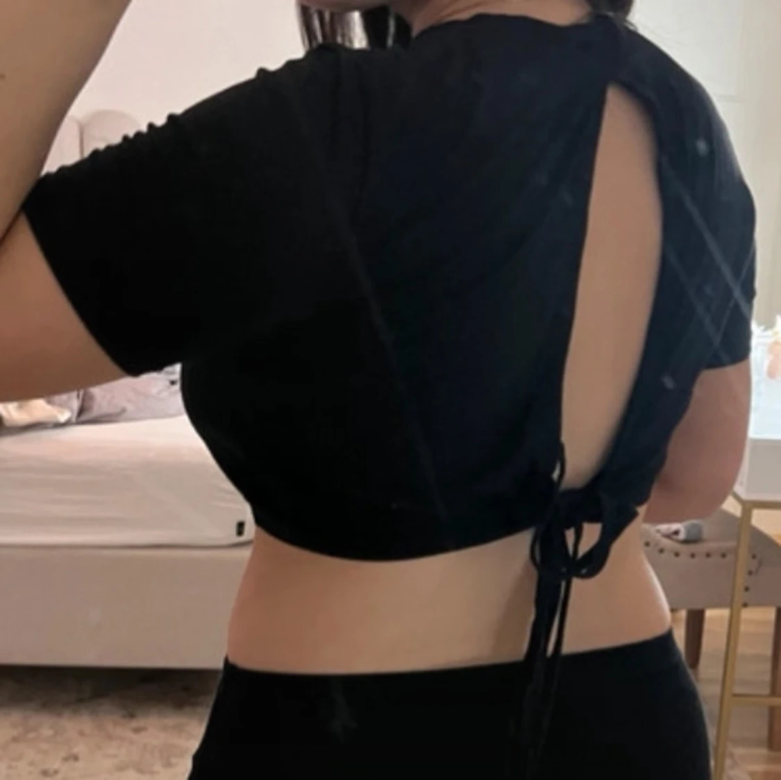 Svart croppad topp med knytband - 90