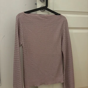 Ljusrosa långärmad tröja från 157 - Säljer en ljusrosa långärmad tröja från 157. Tröjan har en fin textur och är perfekt för både vardag och mysiga stunder. Den är i storlek XS och har en enkel, stilren design.