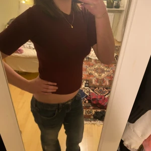 Vinröd croppad topp från 157💘 - Säljer en vinröd croppad topp från 157. Toppen har korta ärmar och en rund halsringning, knappt använd🌟