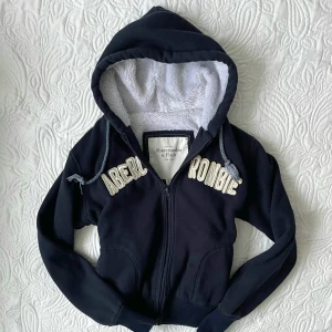 Vintage abercrombie&fitch zipup hoodie med päls - Fraktar elr möts upp! Står storlek xl men är ksk  mer M/L