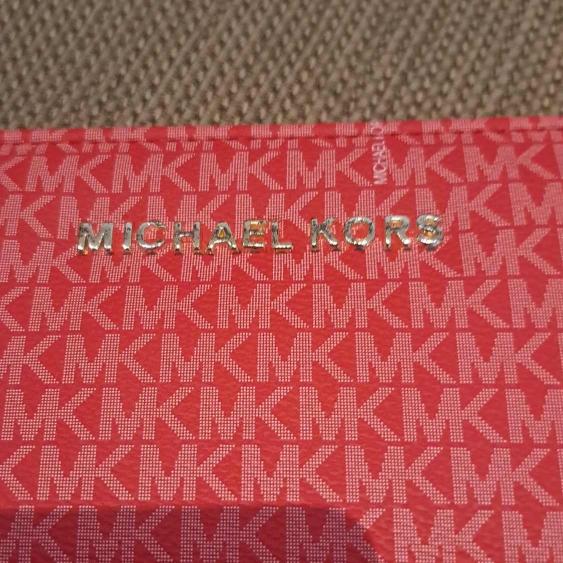 Röd plånbok från Michael Kors (falsk)  - 90