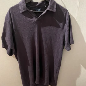 Mörk blå tröja Riley - Säljer en blå kortärmad tröja från Riley i storlek M. Perfekt för sommar och vår. Passar bra till både jeans och shorts. Skick 8/10 inga skador bara använd. Säljer för jag märkte att jag hadde två.