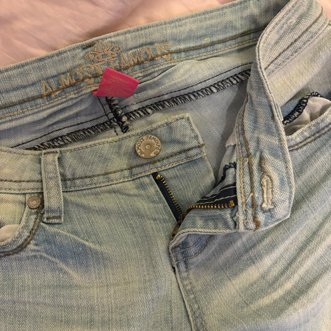 Ljusa blåa jeans med slitningar - 90