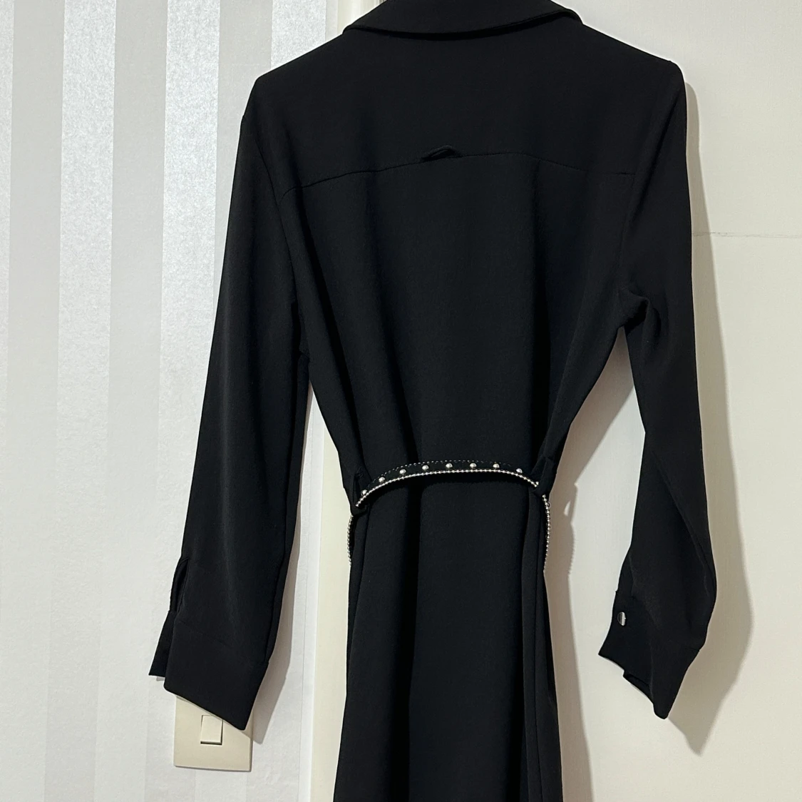 Svart klänning med bälte - 90