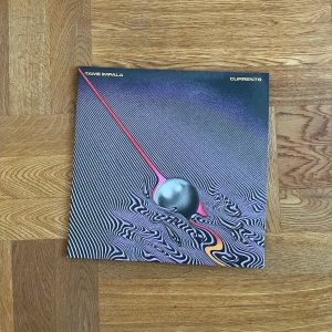 Currents vinyl  - Vinylskiva med albumet 'Currents' av Tame Impala. Öppnad men nästan perfekt skick. Ända defekten är att pappret har böjts lite för att ha stått på min hylla. Priset är inte fast 
