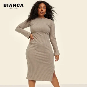 Beige ribbad klänning från Bianca x NELLY - Snygg beige långklänning från Biancas kollektion med NELLY.com, ribbad design med slits. Klänningen har långa ärmar och en stilren look. Klänningen är limiterad och säljs inte längre. Oanvänd, Strl S💕