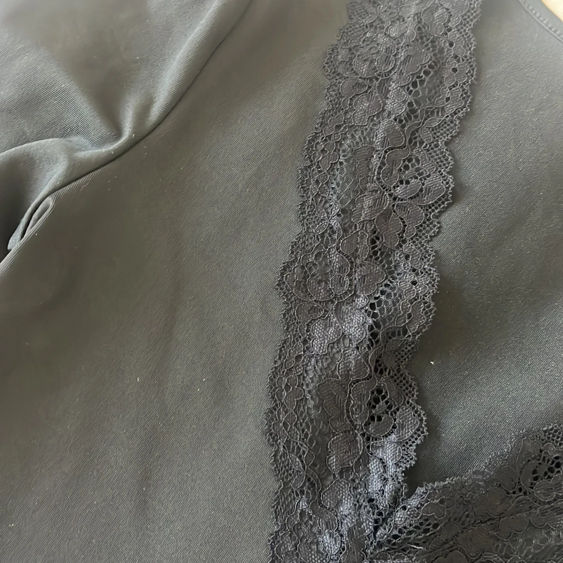 Svart långärmad topp med spetsdetaljer - 90