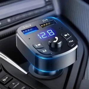 Bluetooth FM-sändare för bil med dubbla USB-portar - Förhöj din körupplevelse med en praktisk Bluetooth FM-sändare för bil! Denna enhet gör det enkelt att ansluta din mobiltelefon eller annan Bluetooth-enhet och trådlöst strömma ljud direkt till din bilradio.  Anslut din enhet via Bluetooth, välj en ledig FM-frekvens på bilens radio och börja njuta av musik, podcasts eller telefonsamtal med kristallklart ljud.  Dessutom erbjuder denna FM-sändare en smidig handsfree-funktion, vilket gör att du kan ta emot samtal på ett säkert sätt utan att släppa.
