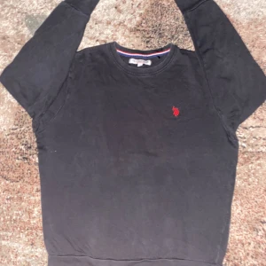 Polo Tröja - Stilren svart tröja från U.S. Polo Assn. | Storlek S | Skick; 8/10 endast lite skrynklig. | Nypris; 569kr | Vårat pris; 130kr | Hör av er över minsta fundering!🙌