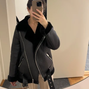 Svart pilotjacka från Zara - Säljer en svart pilotjacka från Zara i storlek XS. Säljer då den inte kommer till användning. Nästan aldrig använd och är som ny!!