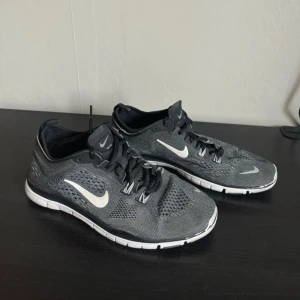 Nike skor  - Nike run sneakers i strl 38, endast använda inomhus och i bra skick 