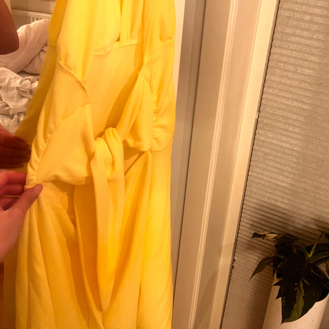 Gul klänning med djup urringning och nyte ibak  - 91