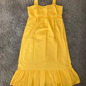 Gul långklänning med volang - Gul långklänning med volang. Klänningen är i strl 38 men passar som en 34-36. Klänningen är från 70-talet och är sällan använd. Meddela gärna angående eventuella frågor. :)