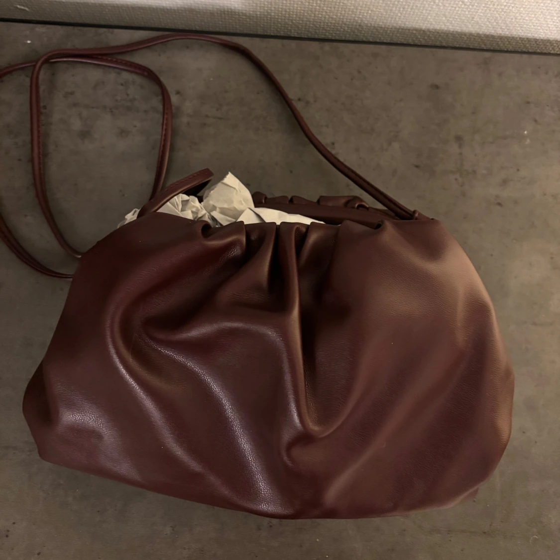 Vinröd axelremsväska - 90