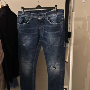Dondup Jeans  - Riktigt stiliga jeans med lite slitningar och inget slitage. Köpte dom nya för 2299. Andvänt cirka 10 gånger 