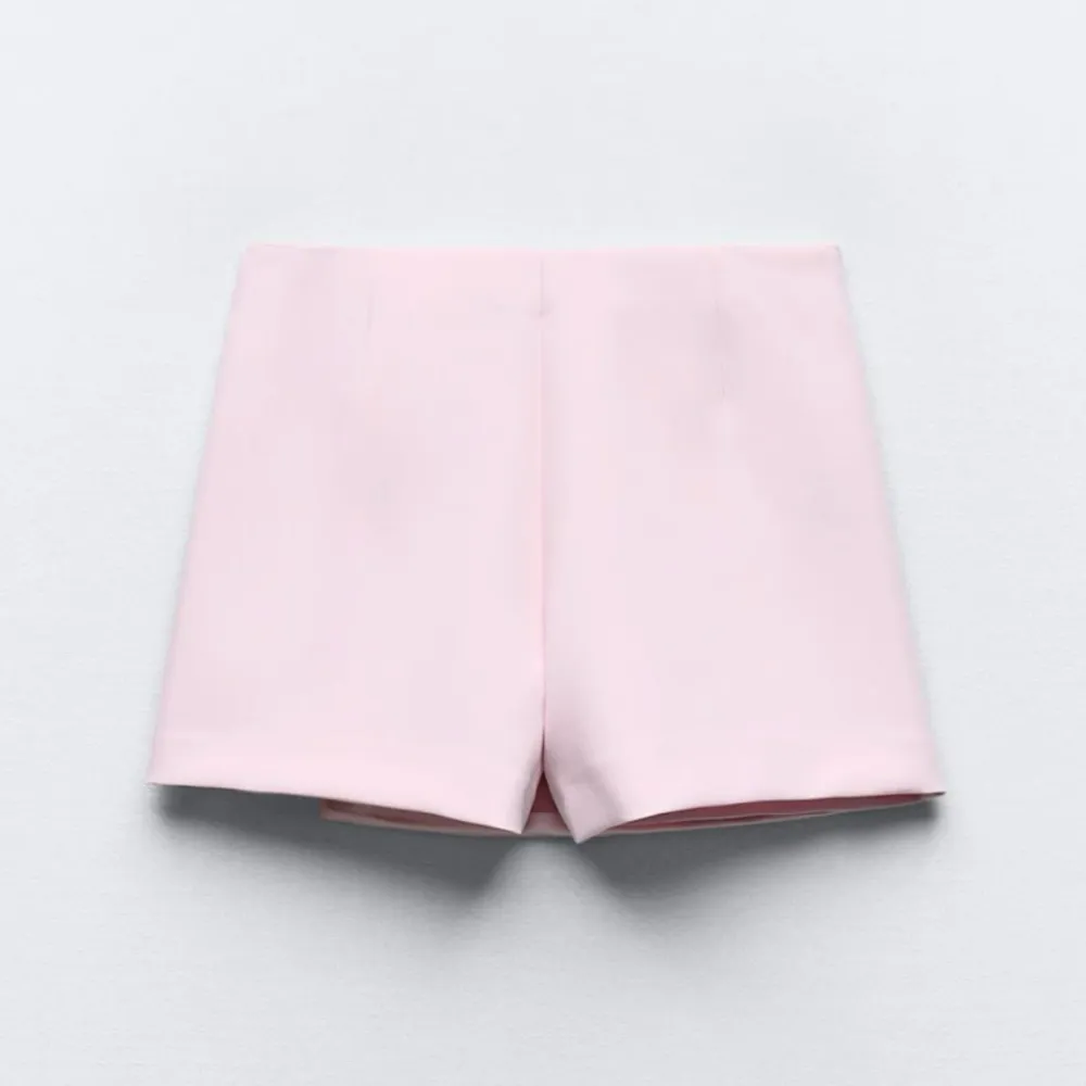 Söt rosa omlottkjol med dekorativa rosetter framtill. Har ett inbyggda shorts som man kan se på andra bilden vilket är baksidan! Helt ny med prislappen kvar💕. Hameet.