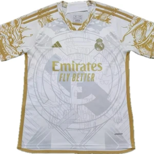 Real Madrid Spec Edition M - Snygg vit fotbollströja från Adidas med guldiga detaljer och korta ärmar. Tröjan har ett unikt mönster på ärmarna och klubbens emblem på bröstet. Perfekt för fans som vill visa sitt stöd med stil. Size M