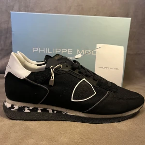 Philippe Model skor - HELT NYA Philippe model skor | Storleken är 42 innersulan är 28cm | Bara box ingår | Hör av er vid minsta fråga eller fundering!