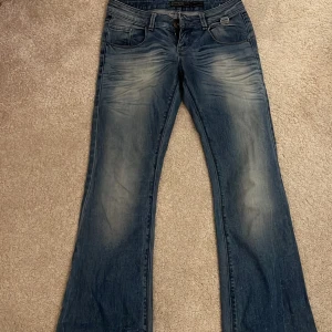 Jeans från Only - Säljer mina blåa jeans för att de inte passade mig. Jag har aldrig använt jeansen. Midjemått tvärsöver cirka 37 cm när de ligger mot en yta och Innerbenslängden är 76-77 cm💕