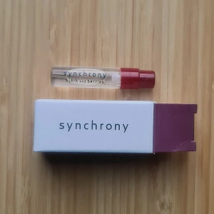 björk and berries Synchrony 1.5ml sample - Ursprungligen 1,5 ml, testad några gånger men majoriteten kvar (mängd kvar som på bilden). Inköpt december 2024.