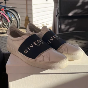 Givenchy Paris skor  - Tja! Säljer mina snygga Givenchy pga för stora i storleken. Bra skick 7-10 Box medföljer 