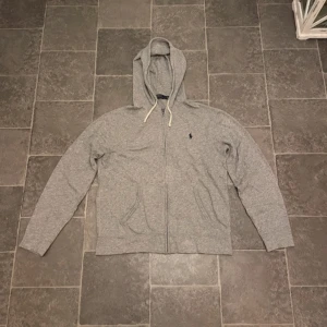 Ralph lauren hoddie - Säljer denna Ralph lauren hoddien åt min kille. Den är helt utan defekter och är som ny. Köpt för ca 2 år sedan och inte använd mycket. Nypris 1999kr