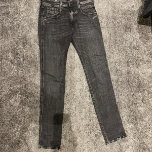 Replay Anbass Aged 05 - Ett par feta jeans ifrån Replay i modell Anbass. Storlek 31/32, sitter som 29/32 pga modell. Skick 10/10. Nypris 1799kr, mitt pris 499kr! Skriv vid minsta fundering!😁 Ps// Kan vara intresserad av byten. På bilden är jag 188 och väger runt 70.