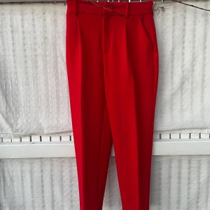 Röda kostymbyxor från Zara ❤️ - Snygga röda kostymbyxor från Zara Basic med hög midja och stilren design. Väldigt sparsamt använda och i gott skick!! Storlek M ❤️