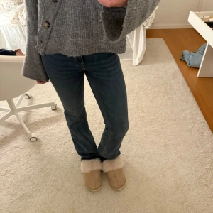 Högmidjade jeans - Jeans ifrån H&M, de är högmidjade men jätte sköna att ha med en längre tjocktröja💞💞💞💞💞