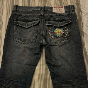 True religion jeans - Snygga baggy jeans från True Religion med broderad detalj på bakfickan i Storlek W34. Pris kan diskuteras💕