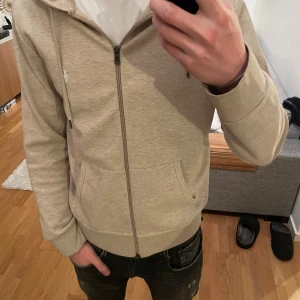 Ralph Lauren zip hoodie  - Storlek medium. köpt på design only. Inga defekter. Nypris 2200kr mitt pris 1600