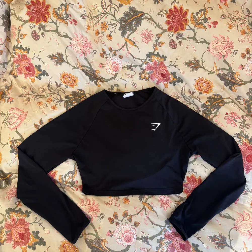 Säljer en svart croppad topp från Gymshark. I bra skick!. Sportswear.
