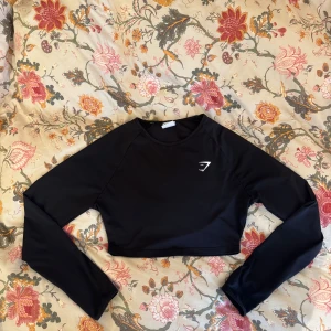Svart croppad topp från Gymshark - Säljer en svart croppad topp från Gymshark. I bra skick!
