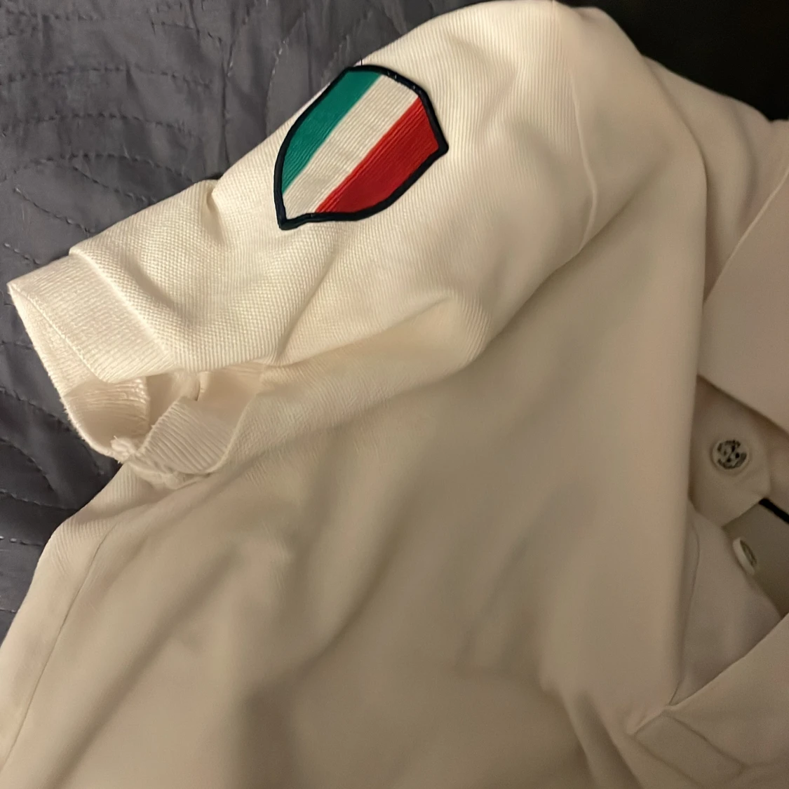 Vit pikétröja med emblem och nummer - 90