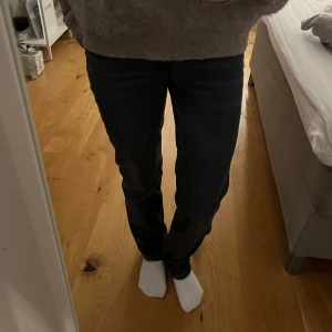 Straight mid waist jeans från zara - Säljer ett par svarta jeans från zara med rak passform🩷 kontakta mig om du vill har några frågor eller vill ha fler bilder🙌🏼