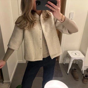 Trekvartsärmad jacka - Superfin trekvartsärmad jacka/ kofta😍😍 köpt secondhand och står tyvärr inget märke i 