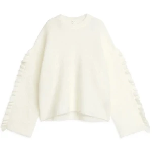 Stickad tröja Arket - Vit stickad tröja från arket, nyskick! Köpt för 990 och slutsåld på hemsidan💕