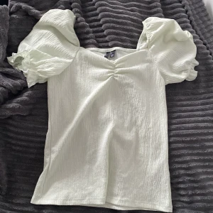Blus från veromoda - Söt blus från vero Moda i storlek s, säljer då den inte passar mig❤️en mjuk vit färg 