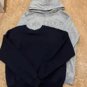 Säljer en grå hoodie med texten 'MA CHÉRIE' och en marinblå sweatshirt med texten 'AMOUR'. Tröjorna har rhinestones och alla pärlor på tröjorna sitter kvar. Den gråa hoodien är lite nopprig på vissa ställen men det är inget som syns, den marinblåa tröjan är i nyskick. Storleken i den blåa tröjan är 146/152 och den gråa tröjan är i storlek 158/164 men båda passar mig som har storlek XS i kläder. Kan även sälja tröjorna separat. Ordinarie pris var 250kr/styck. Priset e för båda tröjorna‼️