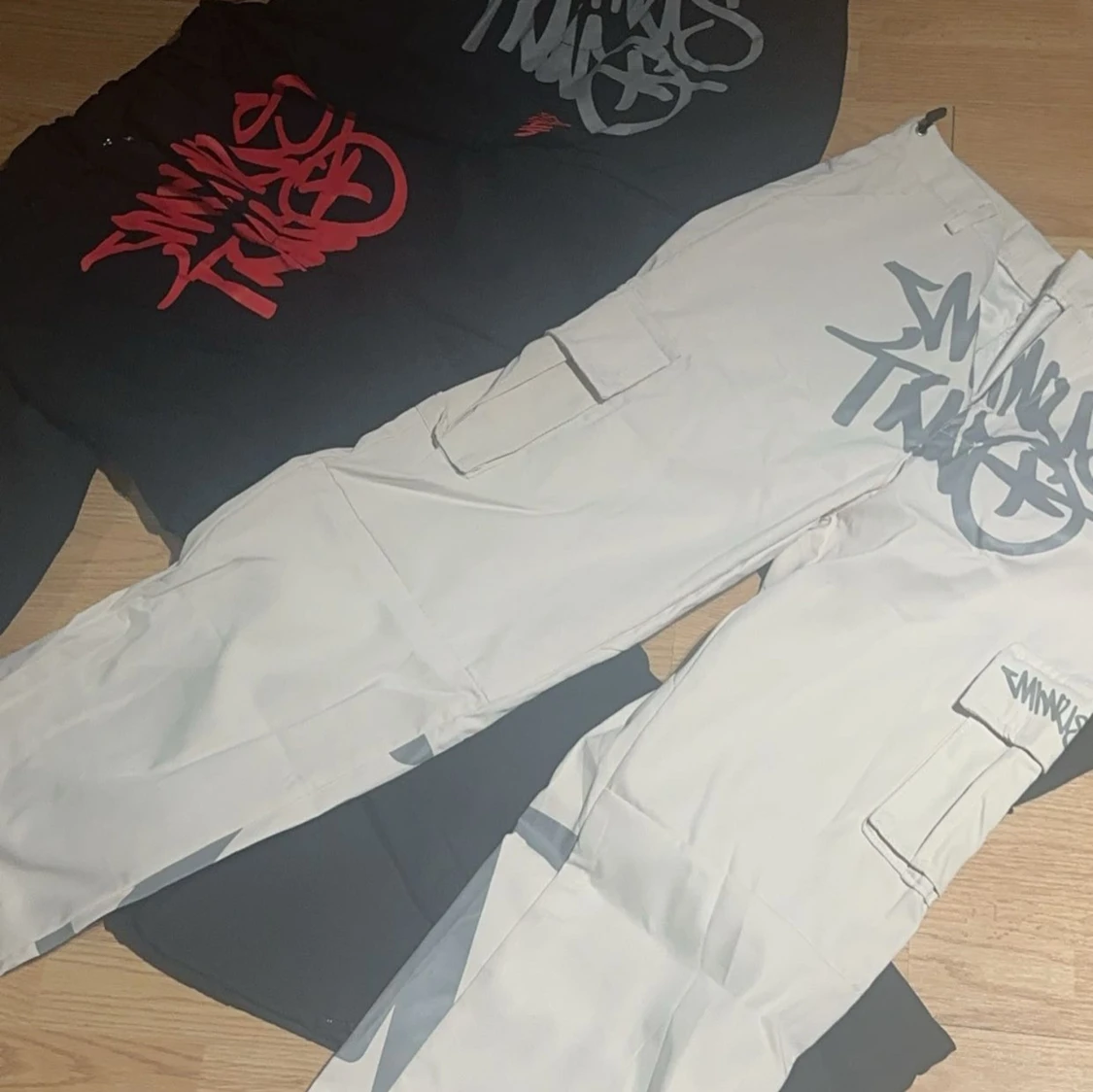 Beige cargobyxor med tryck