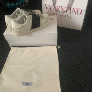 Valentino Garavani sneakers - Säljer ett par snygga Valentino opens i okej skick. Still rena skor och passar i princip till allt. Frågor eller funderingar är de bara att höra av sig!💫