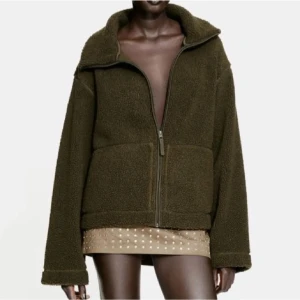 Grön teddyjacka - Säljer den populära Teddy jackan från hm. Helt slutsåld. Kan skicka bilder vid intresse. Storlek M passar även S. Den är knappt använd.❤️