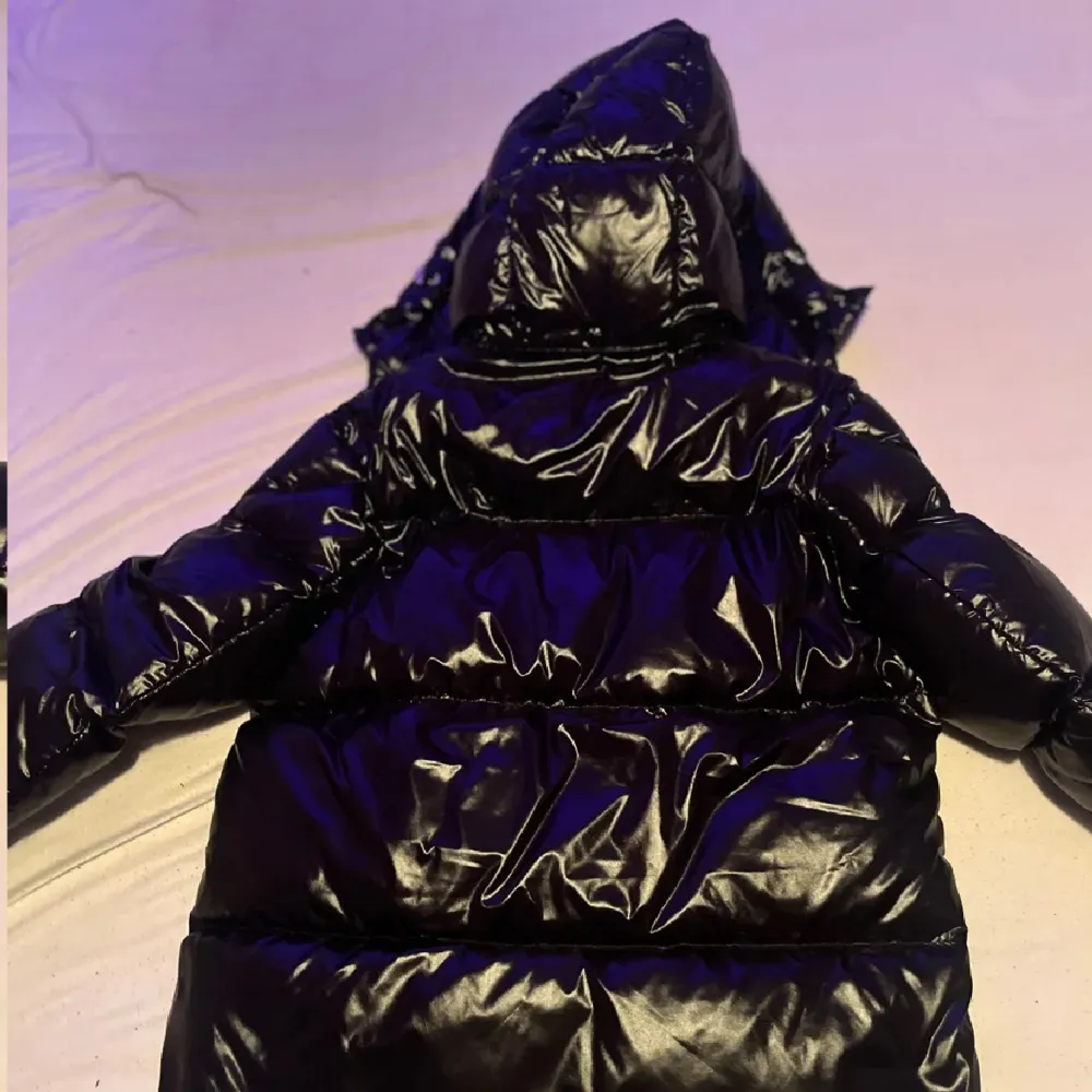 Säljer en snygg Moncler jacka i mycket bra skick. Jackan har en glansig finish och en praktisk huva. Den är långärmad och har en dragkedja framtill med Monclers ikoniska logga på bröstet. Perfekt för kalla vinterdagar! Jag säljer den här jackan på grund av att har ingen användning till den jackan är helt ny . Jackor.