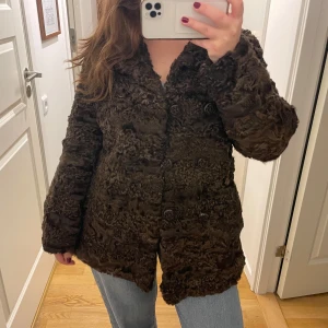 Brun pälsjacka - Vintage brun pälsjacka i fint begagnat skick 💌 Finns ingen storlekslapp men skulle säga att den är strl S 🧸