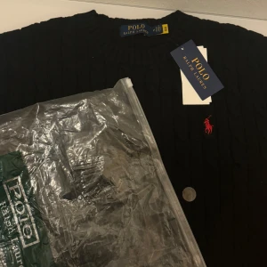 Svart stickad tröja från Ralph Lauren - Säljer en snygg svart stickad tröja från Ralph Lauren i storlek M. den är i helt nytt skick med etikett kvar. Passar perfekt för en Grich person ,Tar emot byten helst Att man köper ,BARA SERIÖSA KUNDER! Grattis leverans ,priset kan diskuteras 