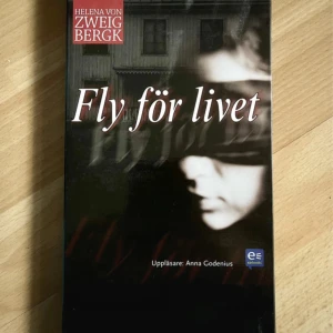 Fly för livet - Spännande kriminalroman av Helena von Zweigbergk, uppläst av Anna Godenius. Boken handlar om en dramatisk flykt och de psykologiska effekterna av att leva under hot. Perfekt för dig som gillar nervkittlande berättelser.