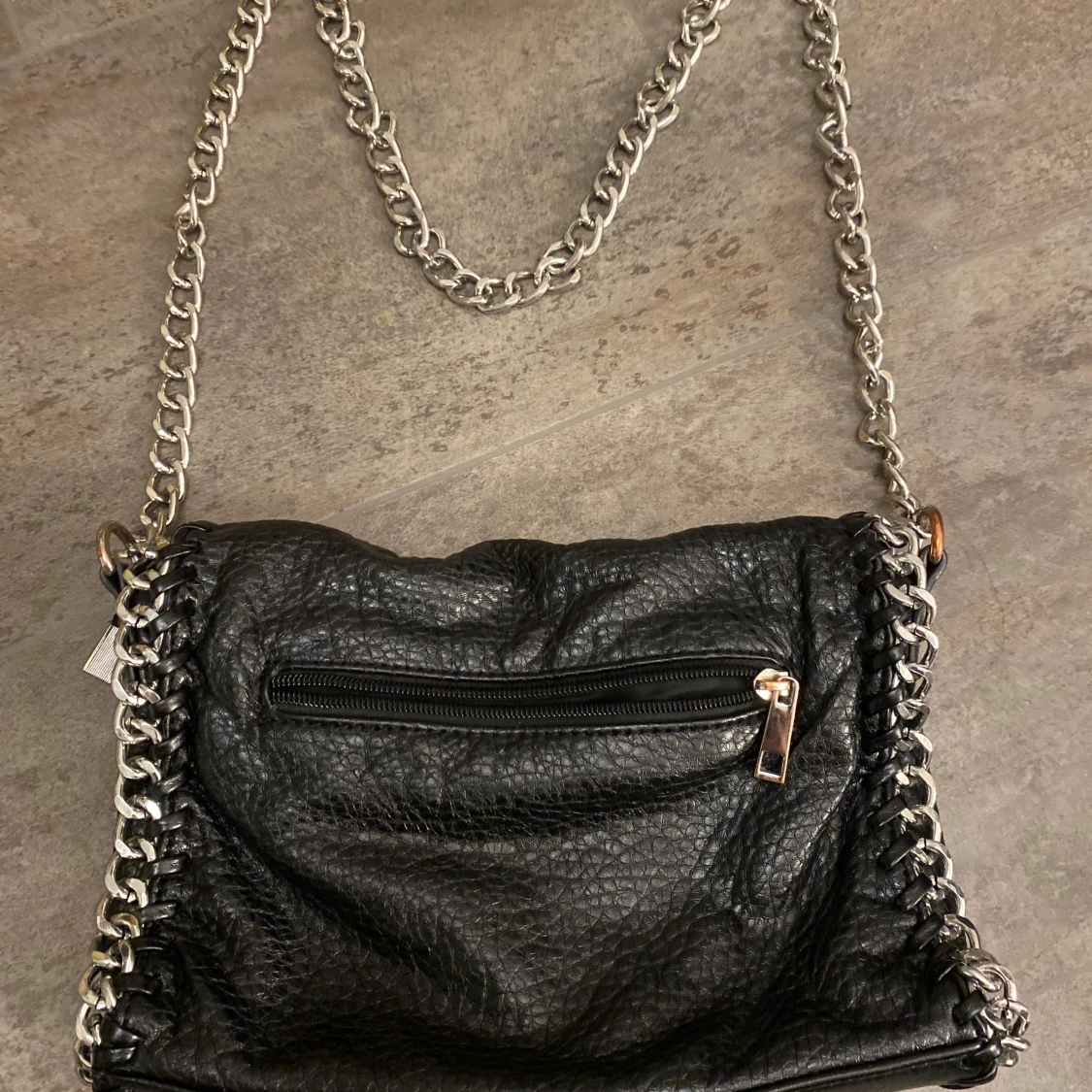 Svart axelväska med kedjedetaljer - 90