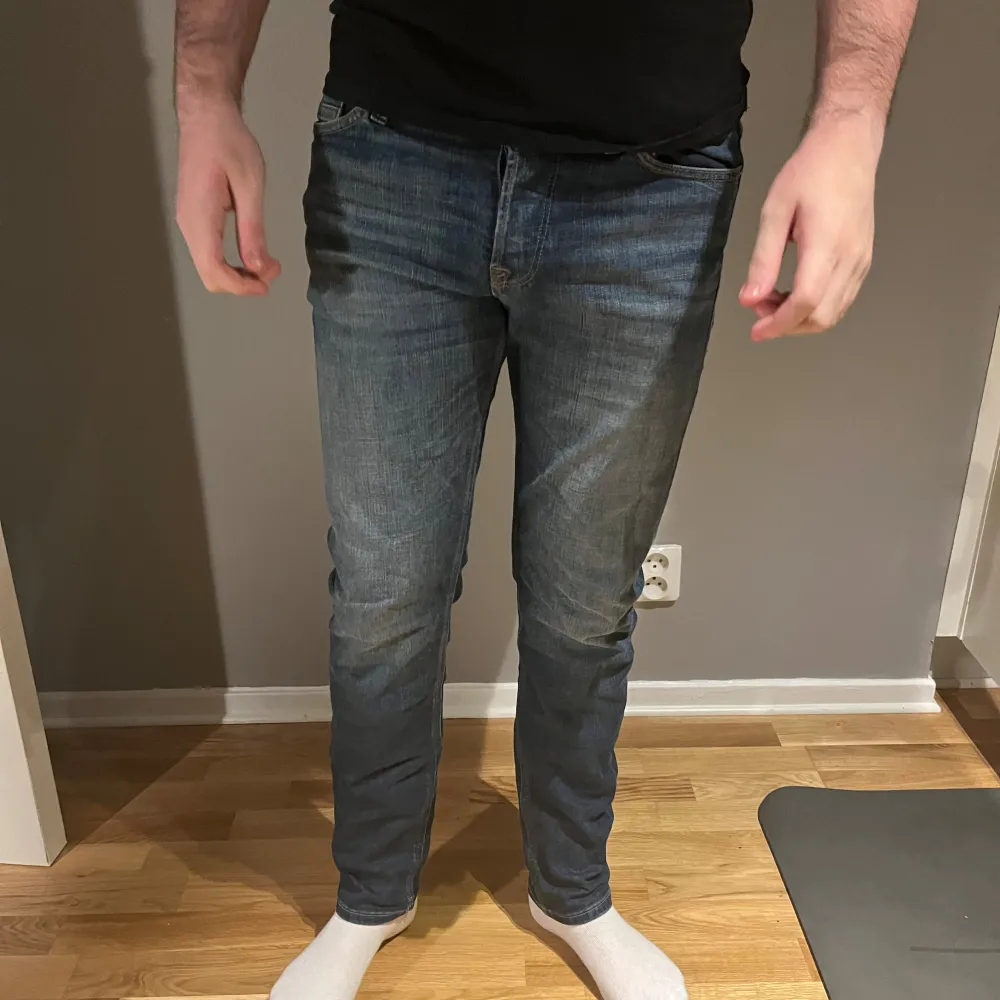 säljer dessa snygga jeans åt min bror i storlek 30/32!! Nypris 8-900 . Jeans & Byxor.