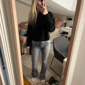 Disel Jeans - Säljer dessa jeans från Disel med jätte snygg tvätt, bara använda några gånger! Strl 24x32 o sitter perfekt på mej som är 172, orginalpris 2600kr